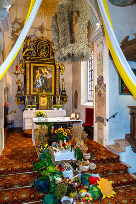 Thumbnail: _JA 24249 Erntedank in Hohenried, Erntedankaltar.jpg